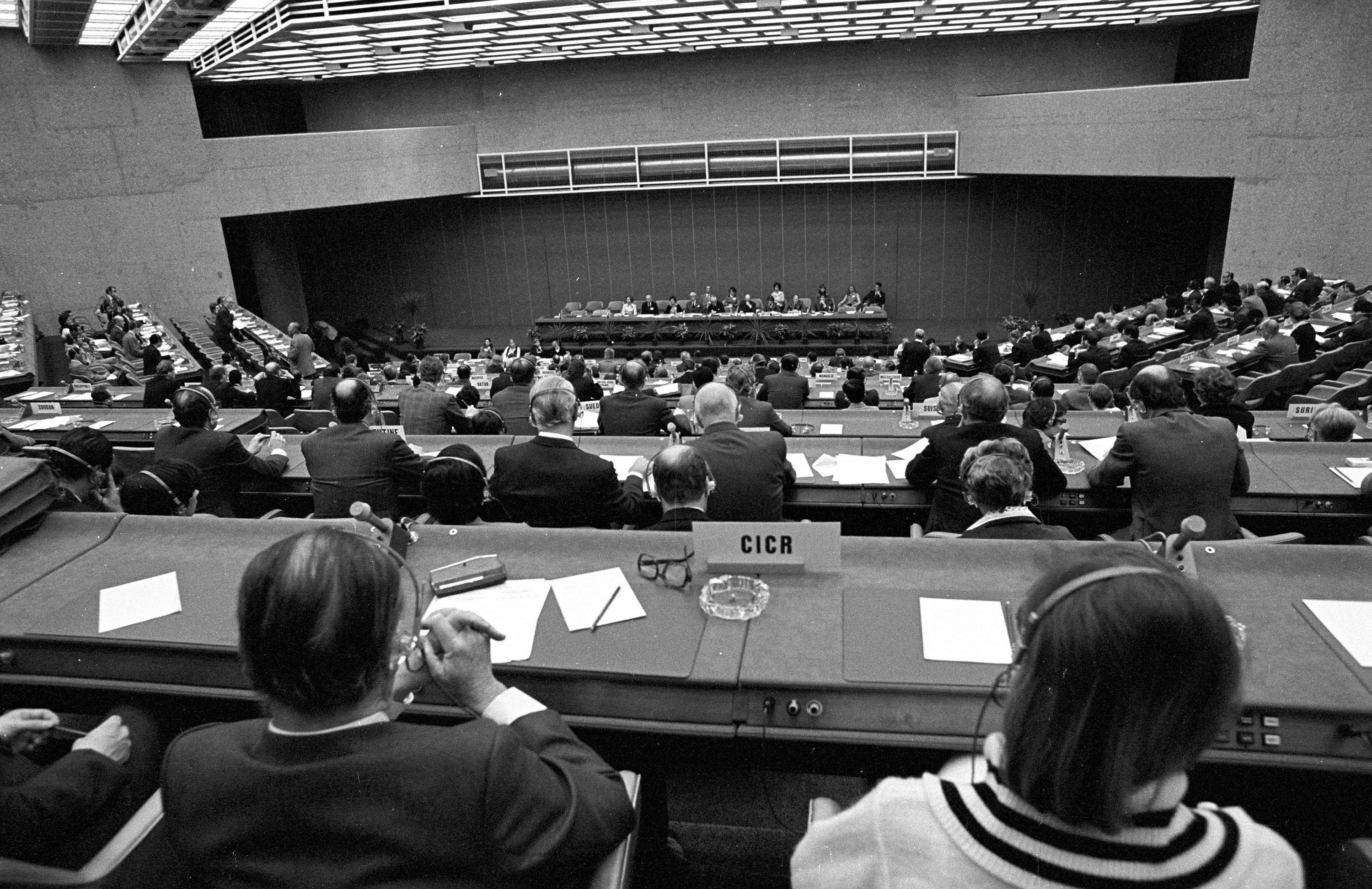 Adoption of the two Additional Protocols to the Geneva Conventions by the Diplomatic Conference of 8 June 1977 at the Geneva International Conference Centre (CICG). © ICRC Archives