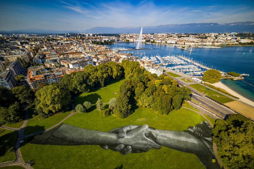 In 2019, Saype stopped in Geneva to create this 5,000 m2. The work is part of the "Beyond walls" project, in which hands unite to form a large chain around the world
