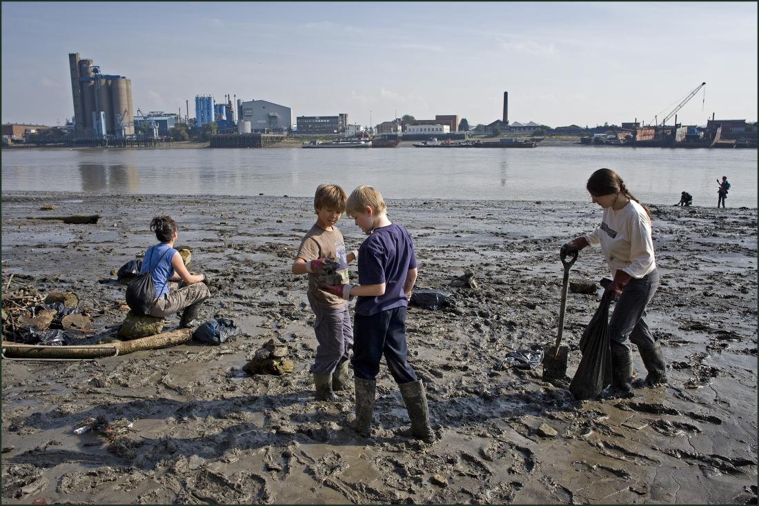 While the tide is out, those brave volunteers struggle in the mud to collect rubbish and loads of plastic bags. Ian Berry took this image on the Isle of Dogs during the London Rivers week for clean rivers organized by Thames21 in England in 2008