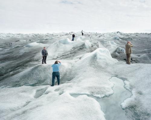 This scene takes place in Greenland in 2008. Photographed by Olaf Otto Becker, it belongs to the series "Above Zero" testimony on the glacial melting seen from inland. It is part of the current collective exhibition "Civilization-Quelle époque!" at the Mucem until 28 June 2021